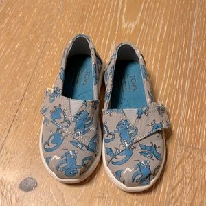 Worn once toms toddler sleep ons dinosaurs size 7